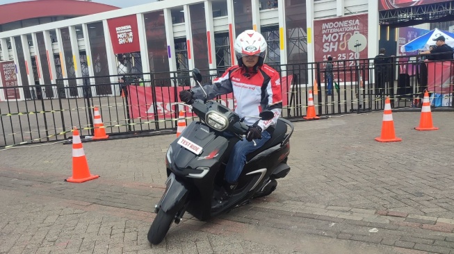 Salah satu wakil komunitas motor Honda mengikuti test ride di IIMS 2024 [PT Wahana Makmur Sejati]