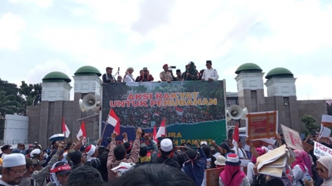 Massa Front Rakyat Semesta saat berdemonstrasi di depan Gedung DPR RI. (Suara.com/(Muhamad Iqbal Fathurahman)