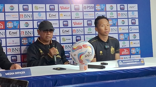 Caretaker Bhayangkara FC Emral Abus dan Pemain Awan Setho saat konferensi pers usai menang melawan Madura United, 3-2 di Stadion STIK, Jakarta (Suara.com/Adie Prasetyo Nugaraha).