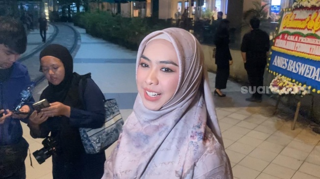 Oki Setiana Dewi usai menghadiri gala premiere film Perjalanan Pembuktian Cinta di XXI Epicentrum, Kuningan, Jakarta, Kamis (29/2/2024). [Suara.com/Adiyoga Priyambodo]