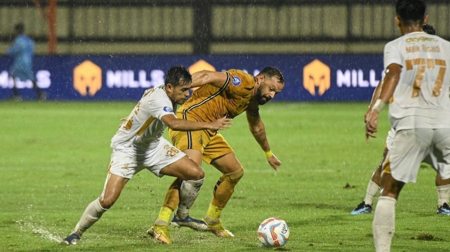 Pesepak bola Bhayangkara FC Matias Mier (kedua kiri) berebut bola dengan pesepak bola Madura United Novan Setya (kiri) saat laga lanjutan BRI Liga 1 di Stadion PTIK, Jakarta, Jumat (1/2/2024). Bhayangkara FC menang Madura United dengan skor 3-2. ANTARA FOTO/Sulthony Hasanuddin/YU 