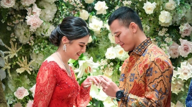 Momen lamaran Hafiz Prasetia Akbar anak Marsekal Yuyu Sutisna dan Angela Adinda Perkasa anak Jenderal Andika Perkasa. (Instagram/@hafizzyakbar)