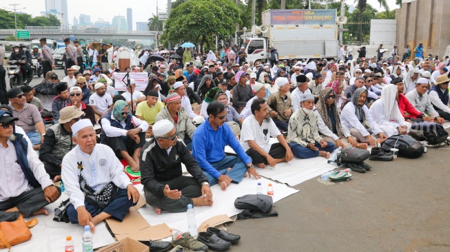 Massa dari sejumlah aliansi masyarakat menggelar salat jumat bersama saat Aksi Gema 0103 di Depan Gedung DPR RI, Jakarta, Jumat (1/3/2024). [Suara.com/Alfian Winanto]