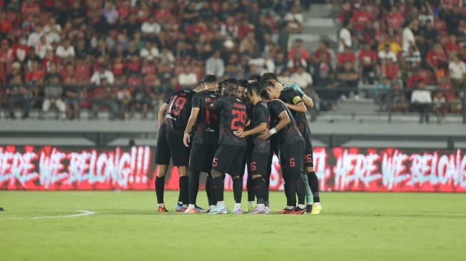 Skuad Persis Solo jelang melawan Bali United di Stadion I Wayan Dipta, Gianyar, Kamis (29/2/2024) malam. [Dok Persis Solo]