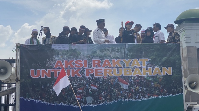 Orator aksi massa penolak hasil pemilu yang digelar di depan Gedung DPR, Jumat (1/3/2024). [Suara.com/Faqih]