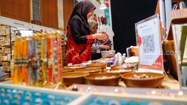 Pengunjung memilih produk kerajinan tangan dalam Pameran International Handicraft Trade Fair (Inacraft) ke-24 di Jakarta Convention Center (JCC) Senayan, Jakarta, Jumat (1/3/2024). [Suara.com/Alfian Winanto]