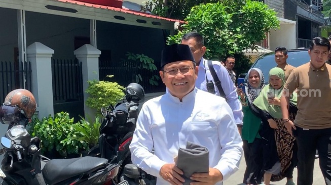 Cawapres Cak Imin bersama Anies Baswedan melaksanakan salat Jumat di Masjid Jami Nurul Huda, Tanjung Priok. (Suara.com/Rakha)