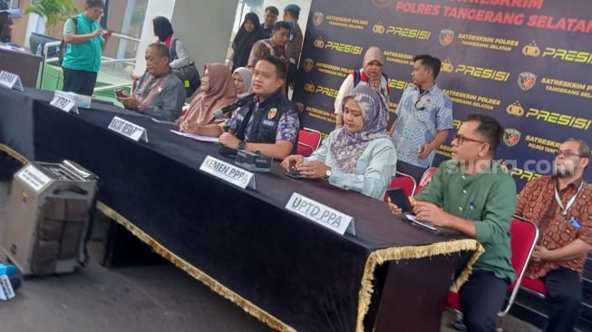 Kasat Reskrim Polres Tangerang Selatan AKP Alvino Cahyadi (tengah) saat merilis kasus bully di Binus School Serpong Tangerang Selatan pada Jumat (1/3/2024) [Suara.com/Rena Pangesti]