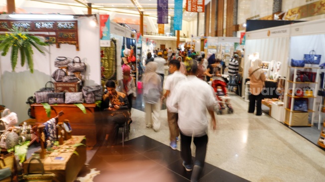 Pengunjung memilih produk kerajinan tangan dalam Pameran International Handicraft Trade Fair (Inacraft) ke-24 di Jakarta Convention Center (JCC) Senayan, Jakarta, Jumat (1/3/2024). [Suara.com/Alfian Winanto]