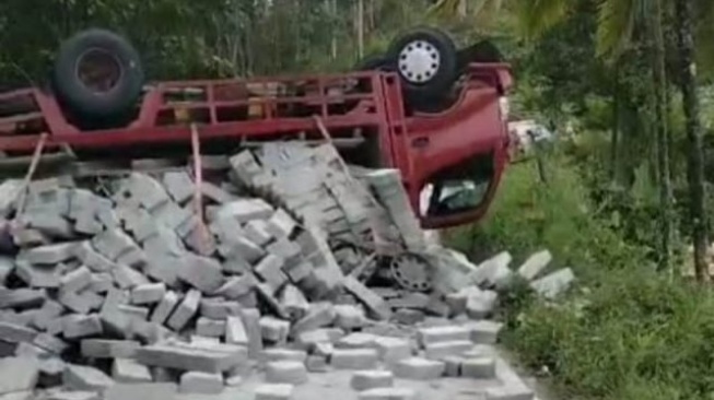 Over Load, Truk Pengangkut Hebel Terguling di Jalan Raya Bayah-Cibareno