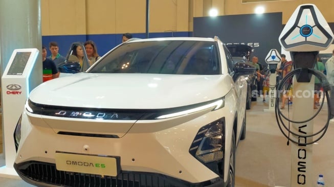 Mobil listrik atau Electric Vehicle (EV) buatan Chery yang dikagumi para nasabah [Suara.com/ukirsari]