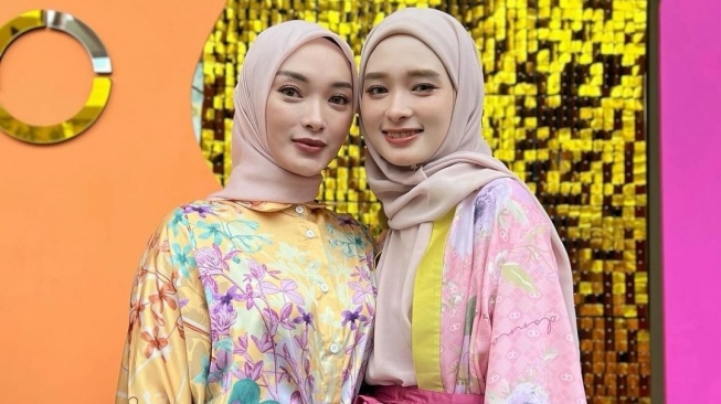 Adu Gaya Zaskia Gotik dan Inara Rusli Saat Hadiri Gelaran Fashion: Bak Pinang Dibelah Dua!