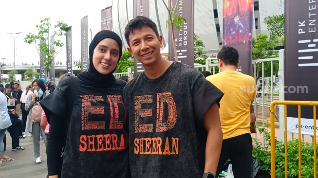 Fairuz A. Rafiq dan Sonny Septian siap menyaksikan konser Ed Sheeran di Jakarta International Stadium (JIS), Jakarta Utara, Sabtu (2/3/2024) [Pahami.id/Rena Pangesti].