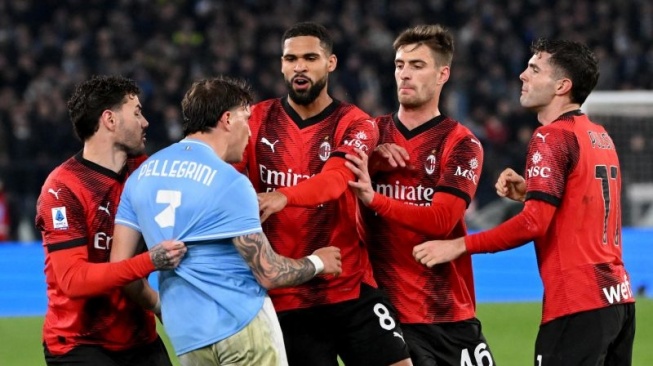 Insiden saling dorong antara pemain Lazio, Luca Pellegrini, dengan beberapa pemain AC Milan pada laga Serie A di Stadion Olimpico yang dimenangkan AC Milan dengan skor 1-0 pada Santu (2/3). (Alberto PIZZOLI / AFP)