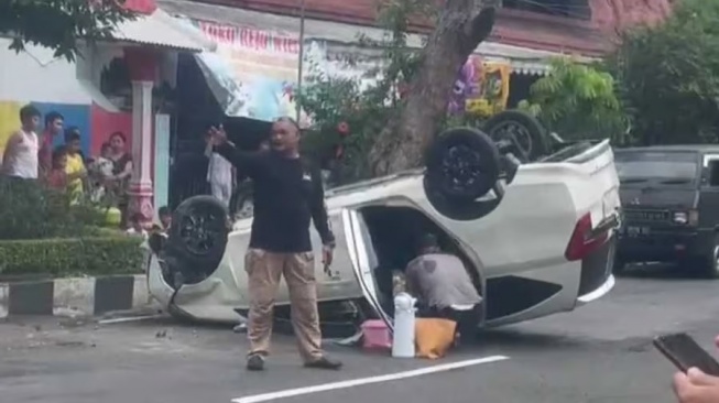 Brakk! Mobil Terbalik Usai Tabrak Pohon di Jalan Wilis Magetan, Begini Kondisi Pengemudinya