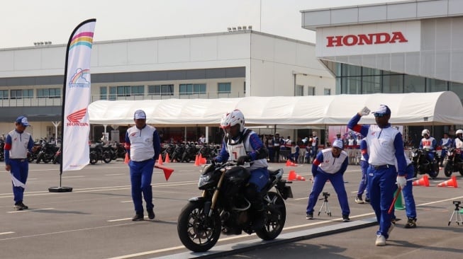 Materi safety riding yang dibawakan para instruktur binaan PT Astra Honda Motor berhasil meraih juara pada kompetisi The 2nd Asia-Oceania Honda Safety Instructor Competition, yang diselenggarakan di Honda Safety Riding Park Bangkok, Thailand pada 29 Februari-1 Maret 2024 [PT Astra Honda Motor].