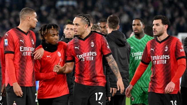 Insiden saling dorong antara pemain Lazio, Luca Pellegrini, dengan beberapa pemain AC Milan pada laga Serie A di Stadion Olimpico yang dimenangkan AC Milan dengan skor 1-0 pada Santu (2/3). (Alberto PIZZOLI / AFP)