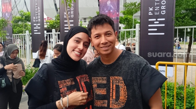 Fairuz A. Rafiq dan Sonny Septian siap menonton konser Ed Sheeran di Jakarta International Stadium (JIS), Jakarta Utara, Sabtu (2/3/2024) [Suara.com/Rena Pangesti].