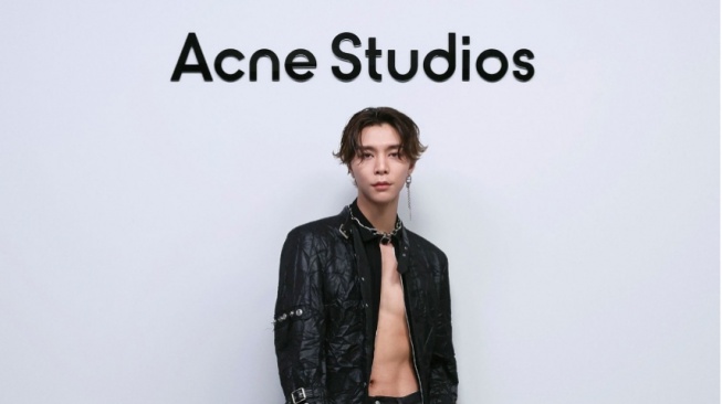 Penampilan Seksi Johnny NCT Jadi Topik Hangat saat Hadiri Paris Fashion Week