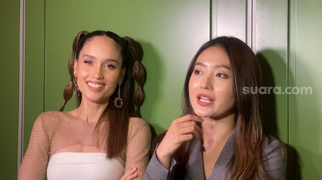 Cinta Laura dan Natasha Wilona di kawasan Sarinah, Jakarta, Minggu (3/3/2024). [Suara.com/Adiyoga Priyambodo]