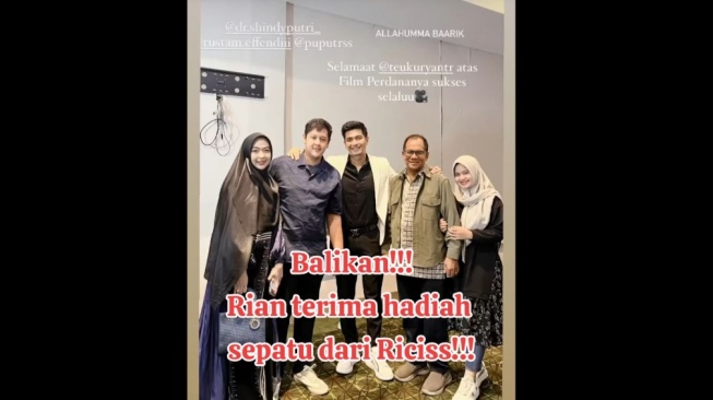 Kakak kedua Ria Ricis foto bareng keluarga Teuku Ryan (TikTok @lmbelamies.tiktok)