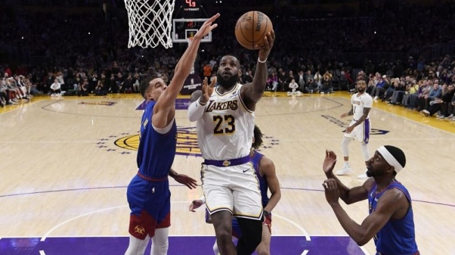 Pemain Los Angeles Lakers LeBron James mencapai 40 ribu poin pada laga melawan Denver Nuggets di tempat Crypto.com Arena Los Angeles, California. ANTARA/AFP/KEVORK DJANSEZIAN