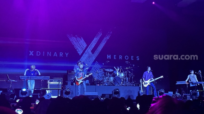 Band Xdinary Heroes dalam konser perdananya di The Kasablanka Hall, Jakarta Selatan pada Sabtu (2/3/2024). [Pahami.id/Sumarni]