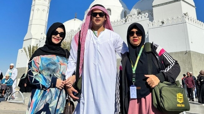 Potret Irma Darmawangsa Umrah bareng Irfan Sebaztian (Instagram/irmadarmawangsa)