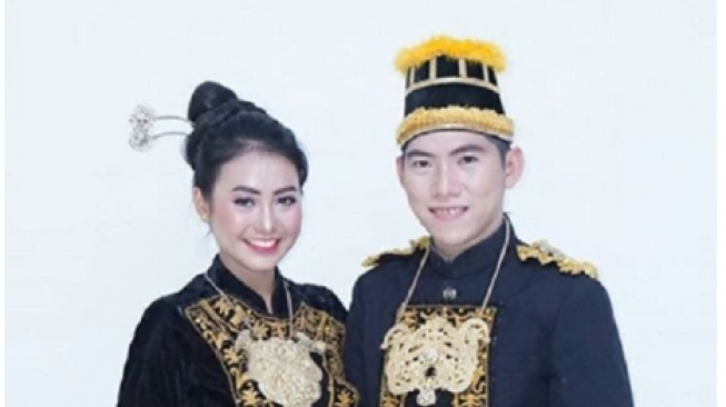 Fungsi Setorong, Kopiah Bundar Berwarna Emas di Pakaian Adat Kustin