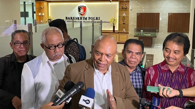 Koordinator Tim Pembela Demokrasi Indonesia (TPDI) Petrus Selestinus dan tim membawa Roy Suryo jadi ahli IT untuk melaporkan kasus dugaan kecurangan Pemilu 2024 di Bareskrim Polri, Senin (4/3/2024). [Suara.com/Yasir]