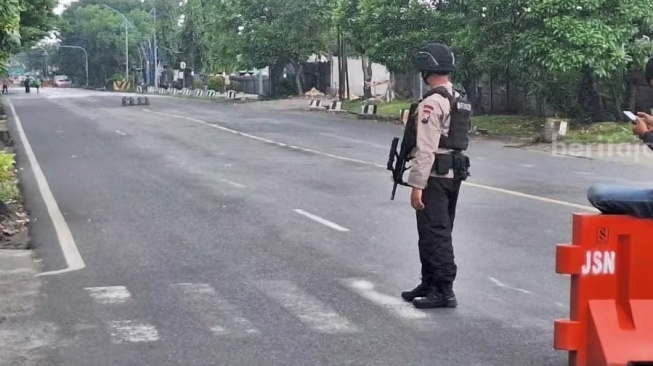 Markas Brimob Polda Jatim Meledak, Atap Gedung dan Sebuah Mobil Rusak