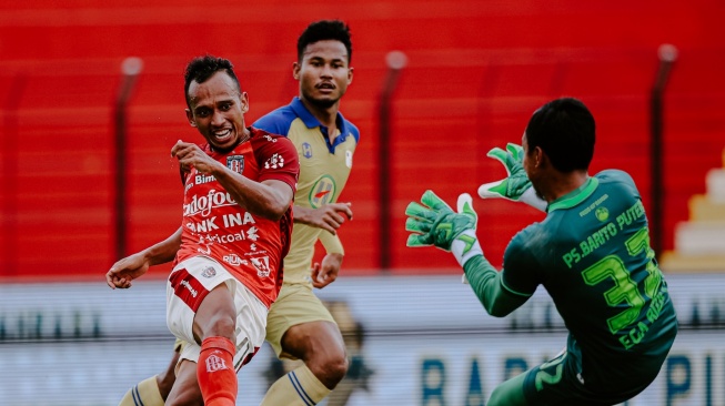 Winger Bali United, Irfan Jaya melepaskan tembakkan melewati kiper Barito Putera dalam laga pekan ke-27 Liga 1 2023-2024 di Stadion Sultan Agung, Senin (4/3/2024). [Dok. Bali United]