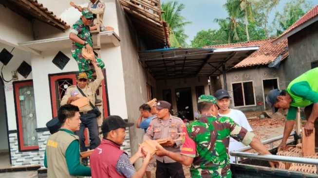 Puting Beliung Porak Porandakan Gedung SD dan Rumah Warga di Jabung Lampung Timur