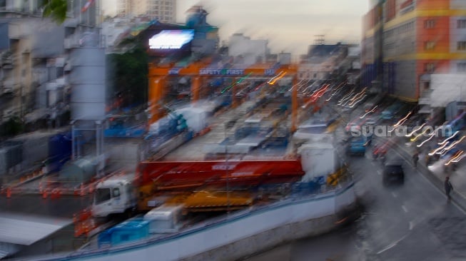 Suasana di area proyek pembangunan MRT Fase 2A  di Jalan Gajah Mada, Jakarta, Senin (4/3/2024). [Suara.com/Alfian Winanto]