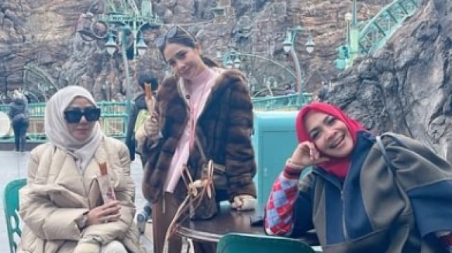 Potret Nagita Slavina dan Amy Qanita di Jepang. (Instagram/@rieta_amilia)