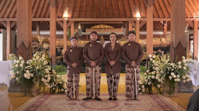 Soimah melakukan foto keluarga bersama suami dan kedua anaknya dengan tema Jawa di Pendopo Tulungo yang merupakan miliknya. [Instagram]