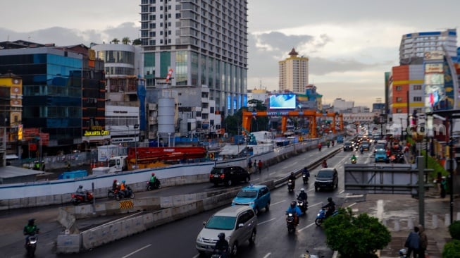 Suasana di area proyek pembangunan MRT Fase 2A  di Jalan Gajah Mada, Jakarta, Senin (4/3/2024). [Suara.com/Alfian Winanto]