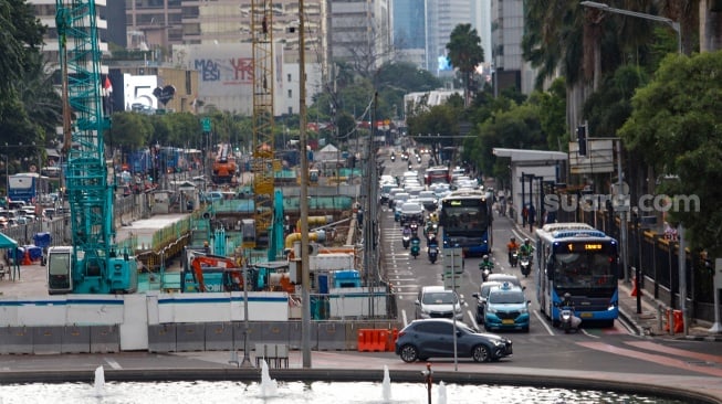 Suasana di area proyek pembangunan MRT Fase 2A di Jalan MH Thamrin, Jakarta, Senin (4/3/2024). [Suara.com/Alfian Winanto]