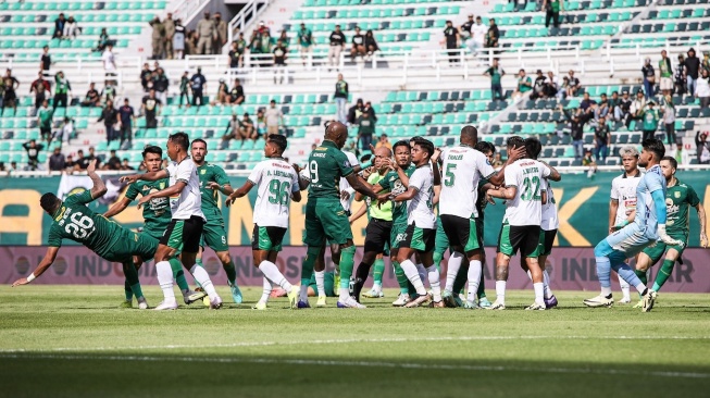 Sejumlah pesepak bola Persebaya Surabaya bersitegang dengan pesepak bola PSS Sleman pada pertandingan BRI Liga 1 di Stadion Gelora Bung Tomo, Surabaya, Jawa Timur, Minggu (3/3/2024). Persebaya menang dengan skor 2-1. ANTARA FOTO/Rizal Hanafi/Spt. 