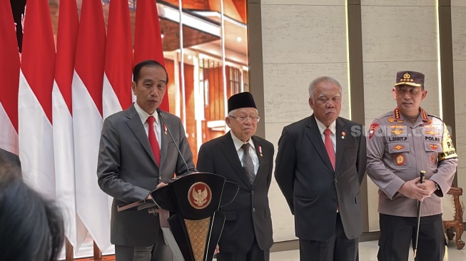Presiden Jokowi di Pangkalan TNI AU Halim Perdanakusuma, Jakarta Timur, Senin (4/3/2024). (Suara.com/Novian)