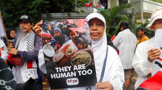 Massa mengangkat poster berisi tuntutan saat menggelar Aksi Bela Palestina di depan Kedutaan Besar Mesir, Jakarta, Senin (4/3/2024). [Suara.com/Alfian Winanto]
