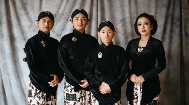 Soimah melakukan foto keluarga bersama suami dan kedua anaknya dengan tema Jawa. [Instagram]