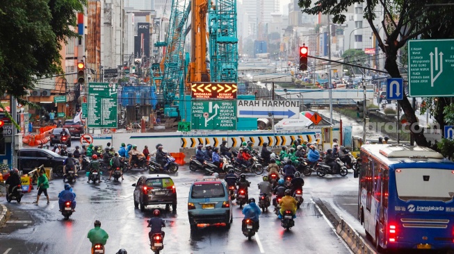 Pekerja beraktivitas di area proyek pembangunan MRT Fase 2A di Jalan Gajah Mada, Jakarta, Senin (4/3/2024). [Suara.com/Alfian Winanto]