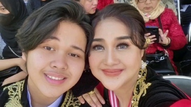 Paramitha Rusady bersama putranya, Adrian Tegar Maharaja Bago. [Instagram]