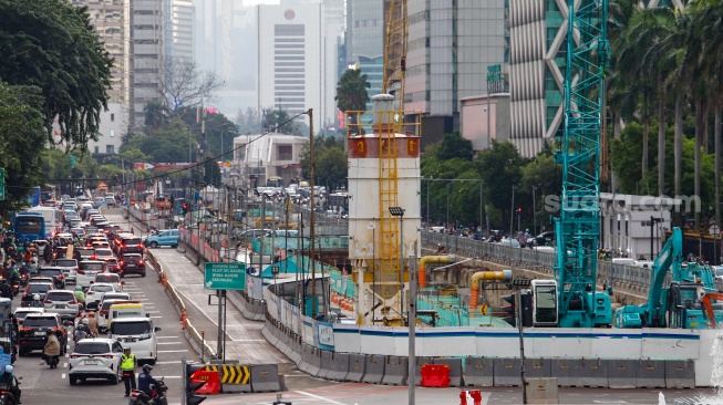 Suasana di area proyek pembangunan MRT Fase 2A di Jalan MH Thamrin, Jakarta, Senin (4/3/2024). [Suara.com/Alfian Winanto]