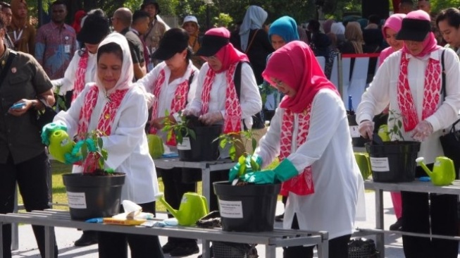 Iriana Jokowi dan Wury Estu Handayani Tanam Cabai di Alun-alun Cirimekar Bogor