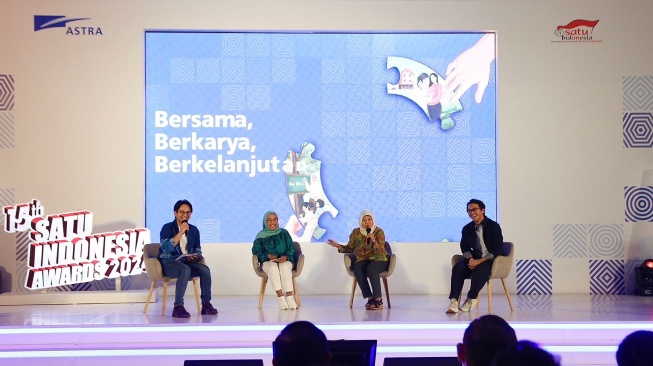 Bincang Inspiratif dalam sesi AstraTalk: 15th SATU Indonesia Awards 2024, menghadirkan perwakilan dewan juri 15th SATU Indonesia Awards 2024 sekaligus Pendiri Institut Bisnis dan Ekonomi Kerakyatan Ir. Tri Mumpuni (kedua kanan), Head of Environment & Social Responsibility Astra Diah Suran Febrianti (kedua kiri), serta Penerima Apresiasi 14th SATU Indonesia Awards 2023 Kategori Kelompok Rengkuh Banyu Mahandaru (kanan) pada Senin [Astra]