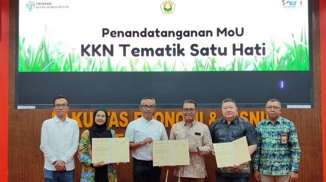 Ketua Yayasan Astra Honda Motor (Yayasan AHM) Ahmad Muhibbuddin (kiri ke-3) melakukan penandatanganan kerja sama dalam program KKN Tematik Satu Hati bersama Wakil Rektor Bidang Perencanaan, Kerja Sama, dan Informasi UNEJ - Prof. Drs. Bambang Kuswandi, M.Sc., Ph.D. (Kanan ke-3) disaksikan Asisten Administrasi Umum Pemkab Jember Harry Agustriono, ATD., MT (kanan) [PT AHM]