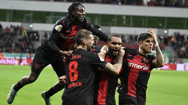 Arsip - Bek Bayer Leverkusen asal Jerman #04 Jonathan Tah (kedua kanan) merayakan gol kemenangan 3-2 bersama rekan satu timnya pada pertandingan sepak bola perempat final Piala Jerman (DFB Pokal) antara Bayer 04 Leverkusen dan VfB Stuttgart di Leverkusen, Jerman bagian barat, Selasa (6/2/2024). ANTARA/AFP/Roberto Pfeil/am.