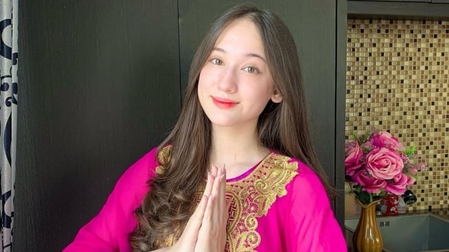 Potret Laura Moane Kenakan Busana Muslim (Instagram)